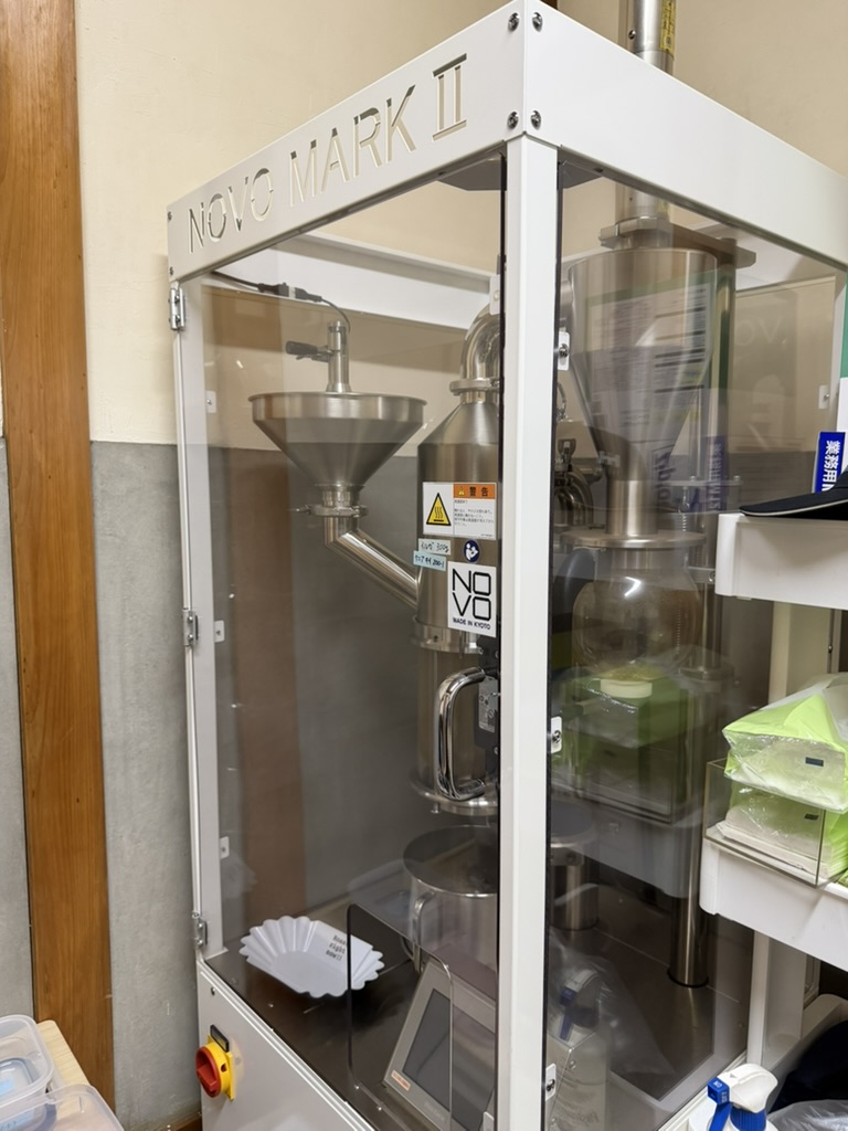 焙煎機でコーヒー豆を焙煎する様子