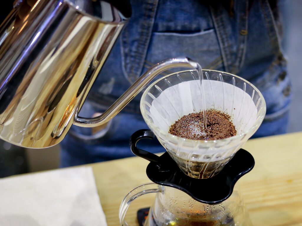 丁寧にコーヒーを淹れている様子